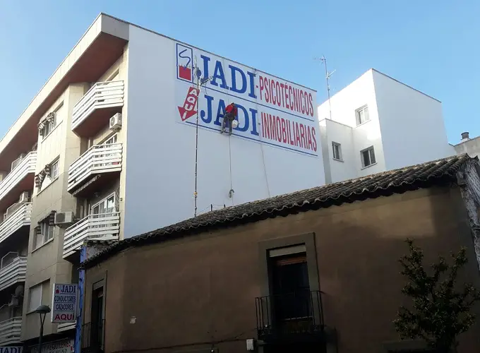 Instalación de elementos publicitarios